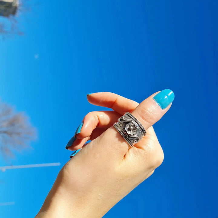 Fingerring, bredt bånd med blomst, sterlingsølv 