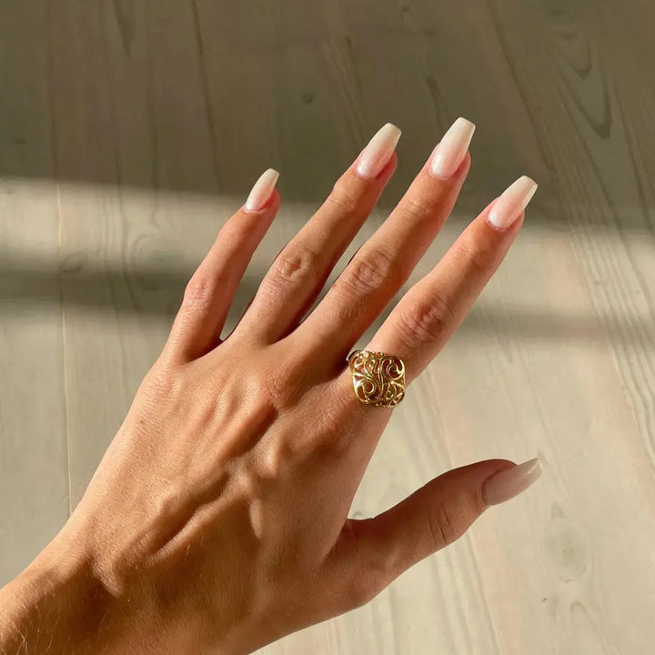Fingerring, bred konkav med snirkler, forgyldt sterlingsølv 