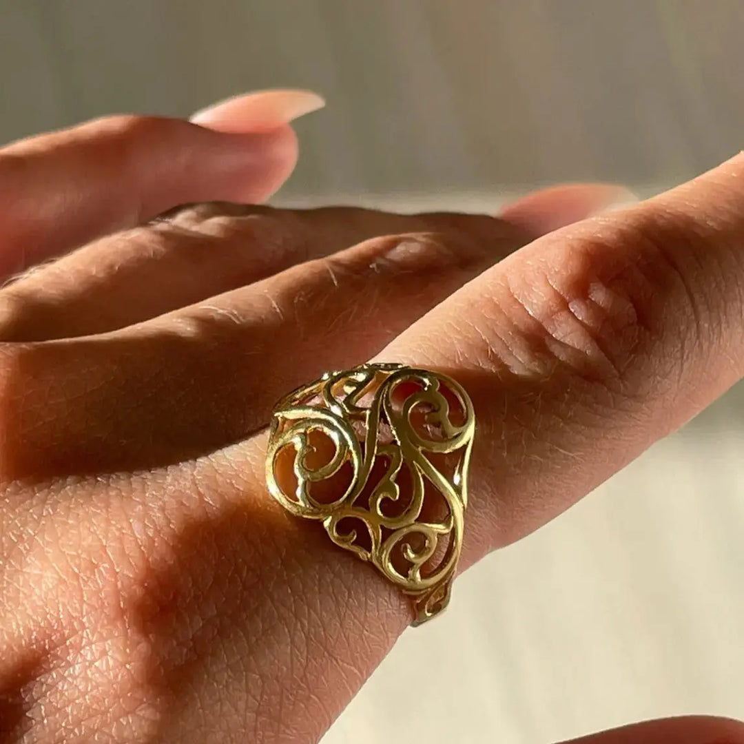 Fingerring, bred konkav med snirkler, forgyldt sterlingsølv 