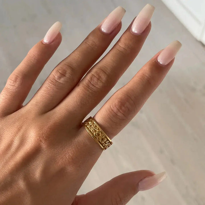 Fingerring med etnisk relief i forgyldt sterlingsølv 