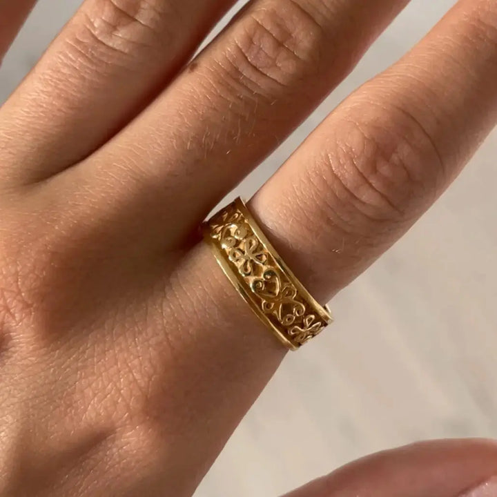 Fingerring med etnisk relief i forgyldt sterlingsølv 