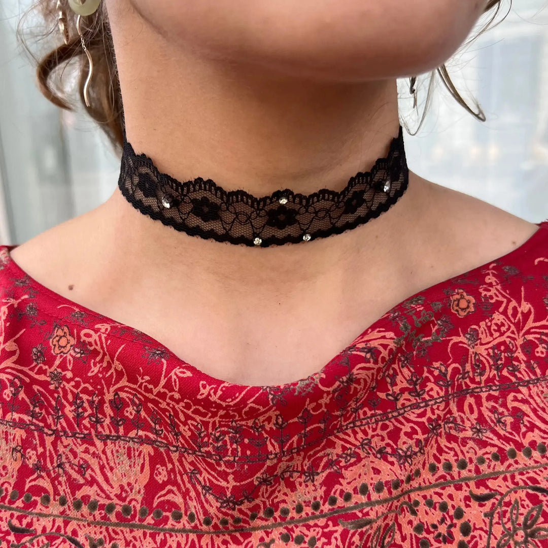 Halskæde, choker m. blonde og glasperler, simii, oxideret messing 