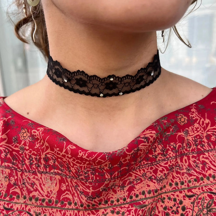 Halskæde, choker m. blonde og glasperler, simii, oxideret messing 