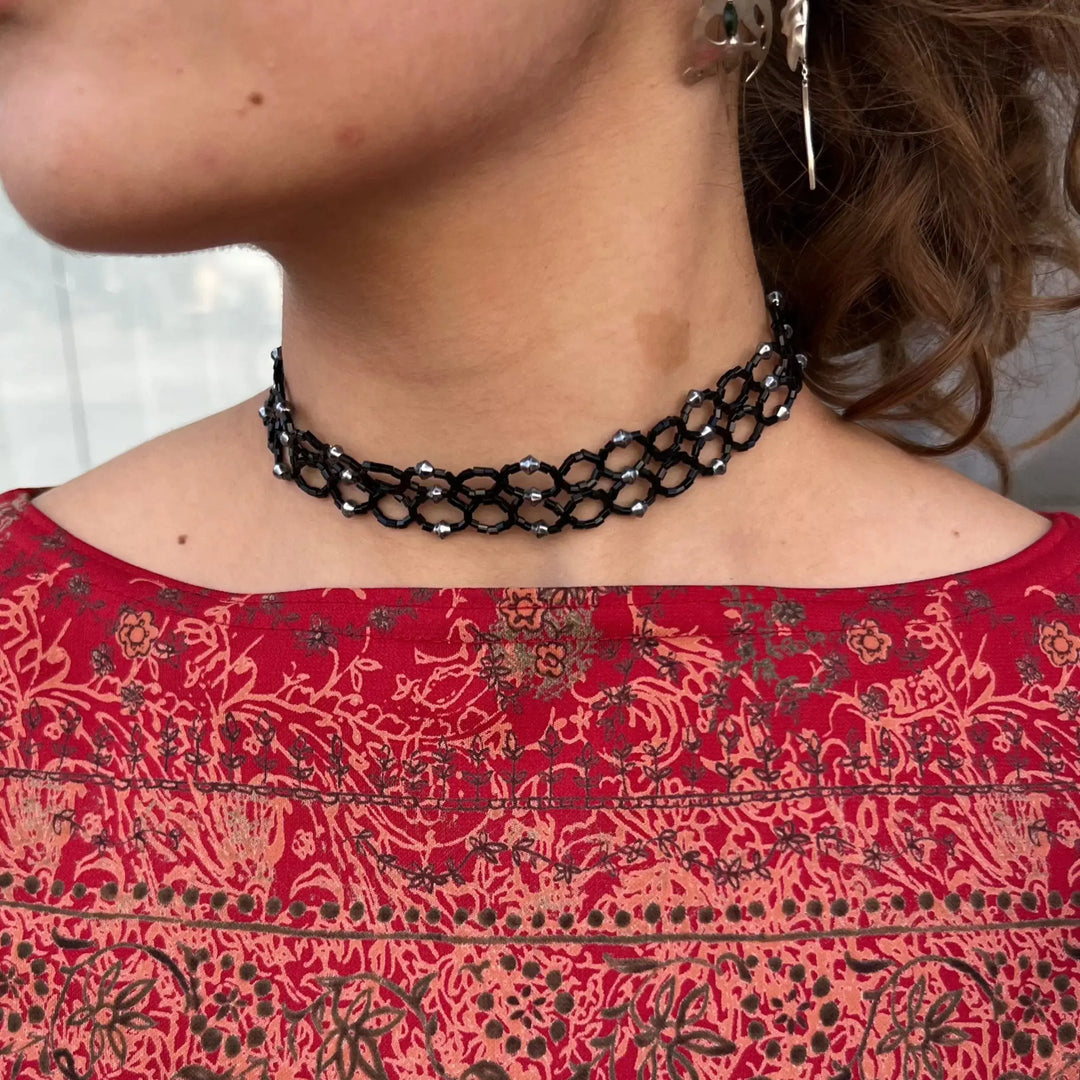 Halskæde, choker m. blonde og glasperler, simii, oxideret messing 