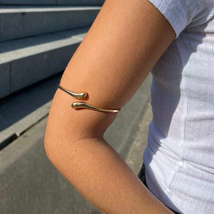 Armbånd, åben dråbe armring, forgyldt messing, 23cm, justerbar Express