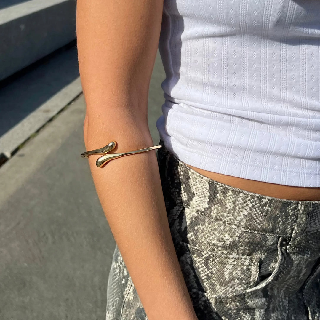 Armbånd, åben dråbe armring, forgyldt messing, 23cm, justerbar Express