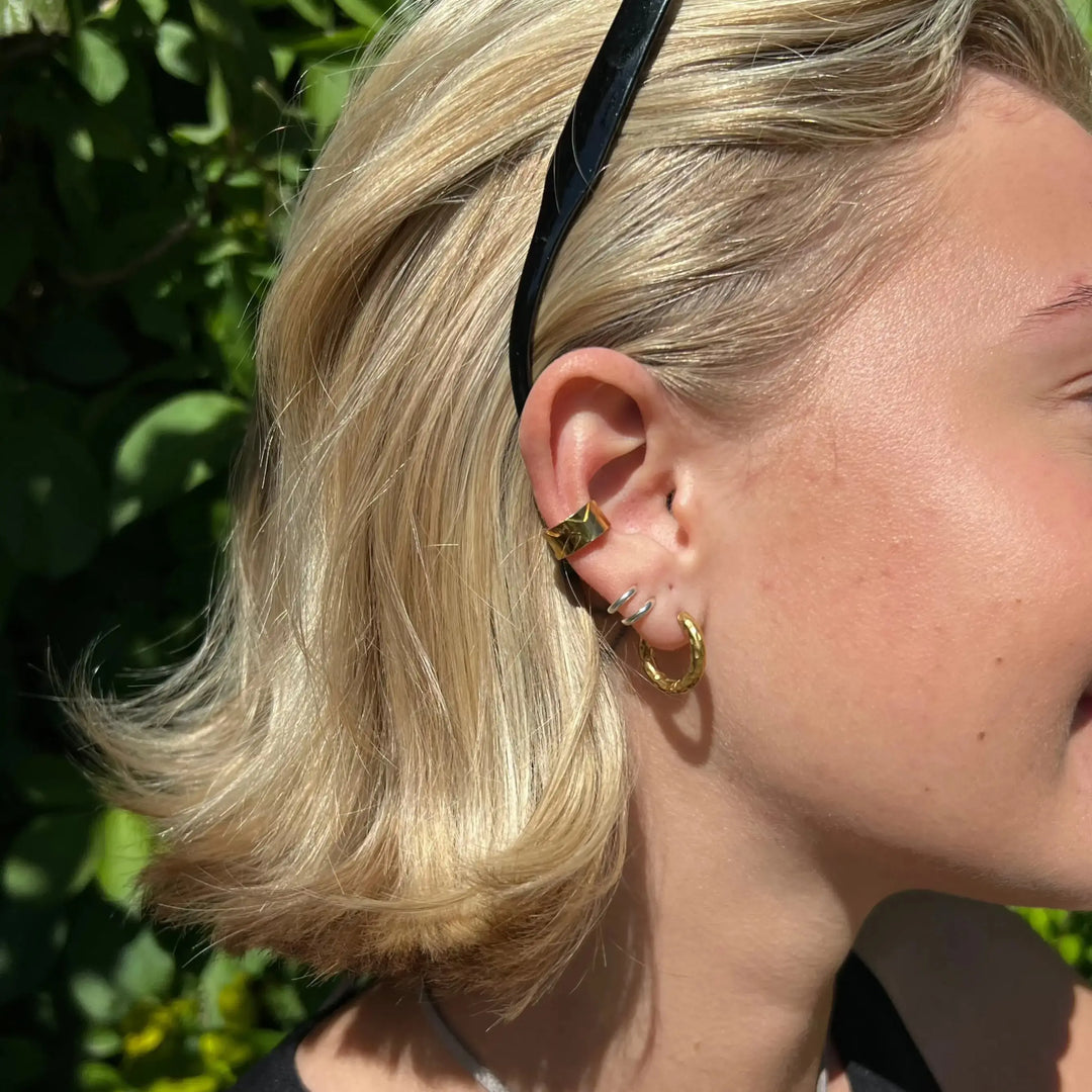 Øreringe, earcuff med relief, forgyldt sterlingsølv 