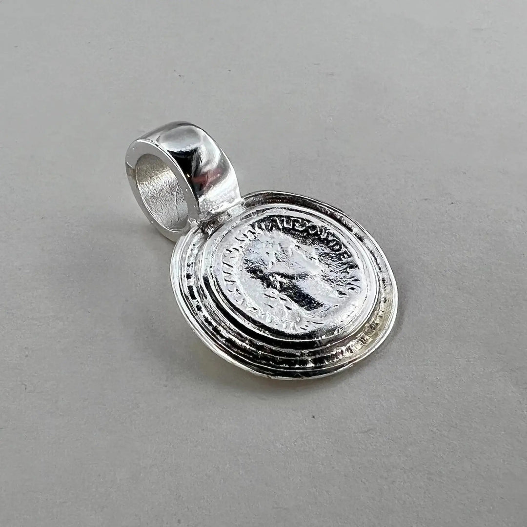Vedhæng, mønt, forsølvet messing. 31 x 25 mm 