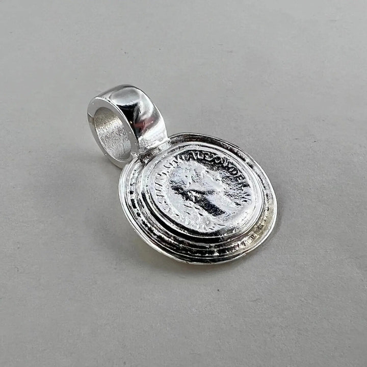 Vedhæng, mønt, forsølvet messing. 31 x 25 mm 