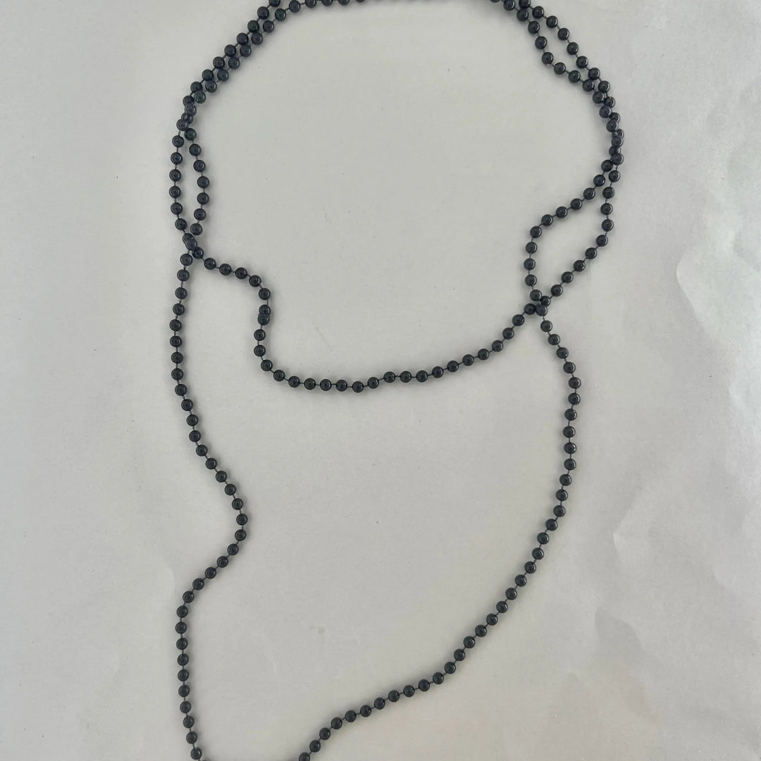 Halskæde med plastikperler på snor 