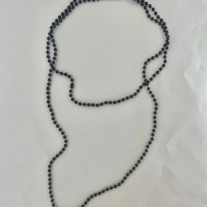 Halskæde med plastikperler på snor 