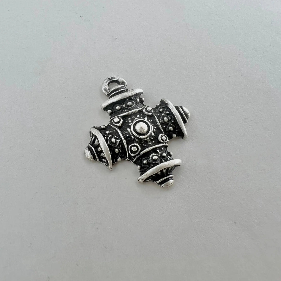 Vedhæng, kryds kors, forsølvet og oxideret messing, 31 x 18 mm 