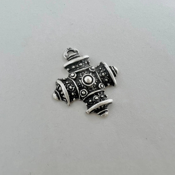 Vedhæng, kryds kors, forsølvet og oxideret messing, 31 x 18 mm 