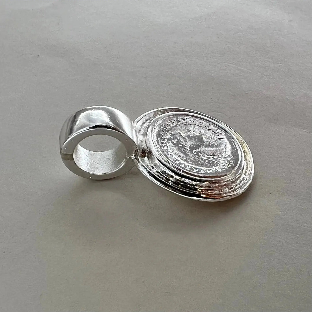 Vedhæng, mønt, forsølvet messing. 31 x 25 mm 