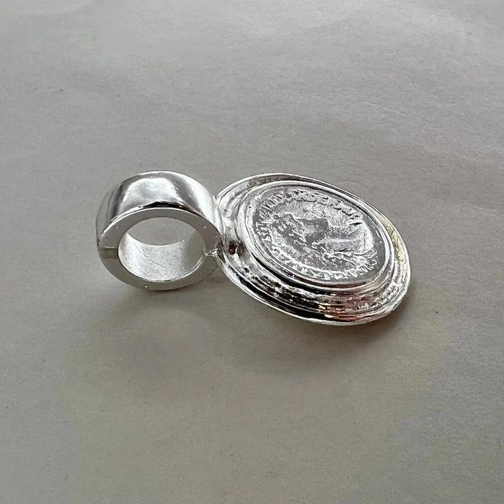 Vedhæng, mønt, forsølvet messing. 31 x 25 mm 