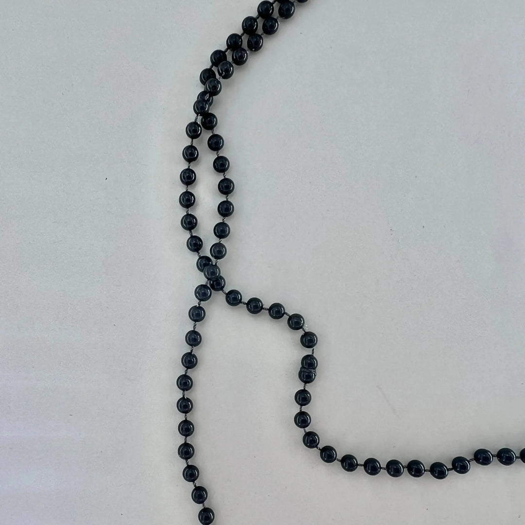 Halskæde med plastikperler på snor 