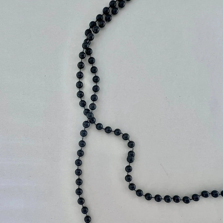 Halskæde med plastikperler på snor 