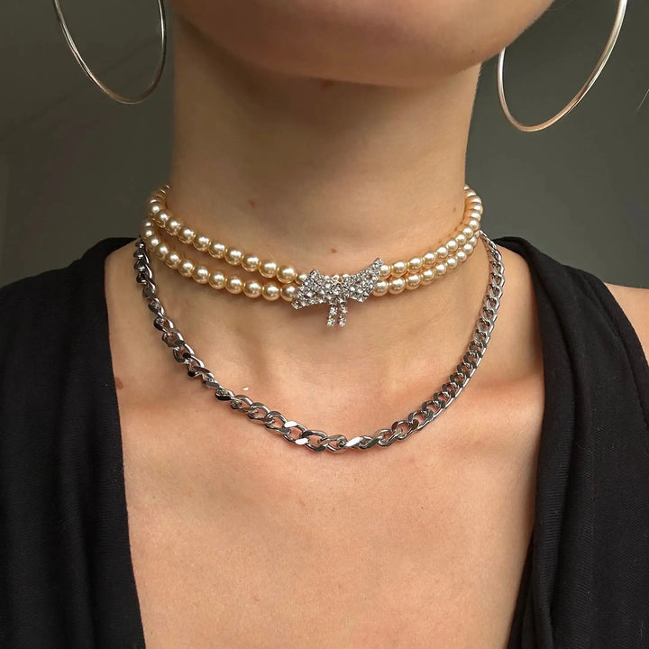 Halskæde, choker med beige voksperler og sløjfe vedhæng, forsølvet messing 