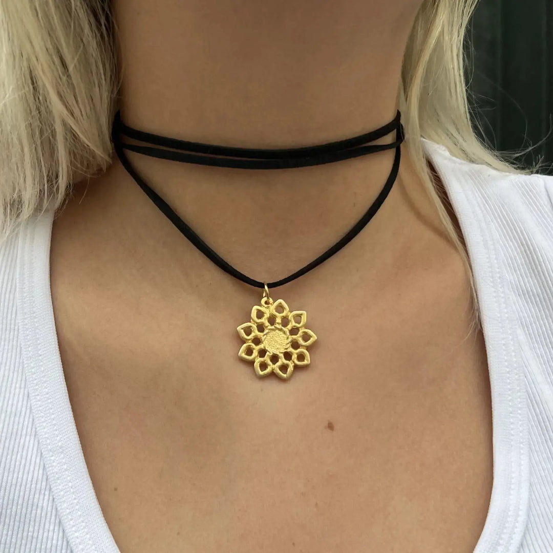 Vedhæng, mandala sol, forgyldt messing. 