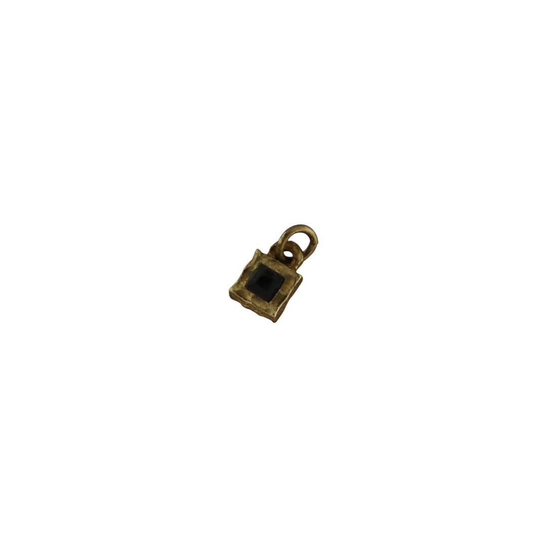 Vedhæng, banket firkant m. sort sten, messing, 11x8 mm. BOC