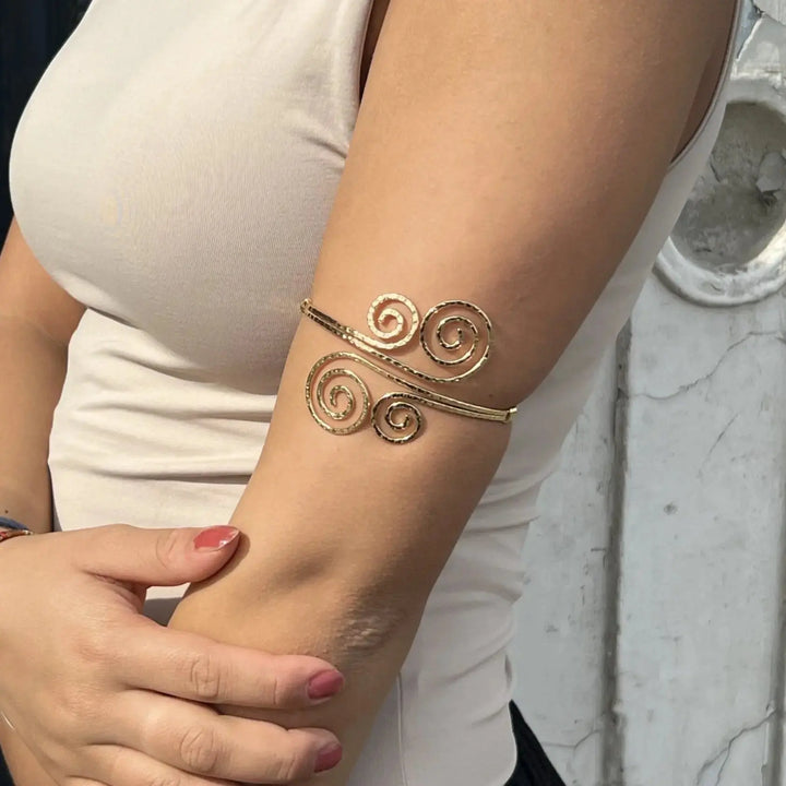 Armbånd, åben spiral armring, forgyldt og forsølvet stål, justerbar 