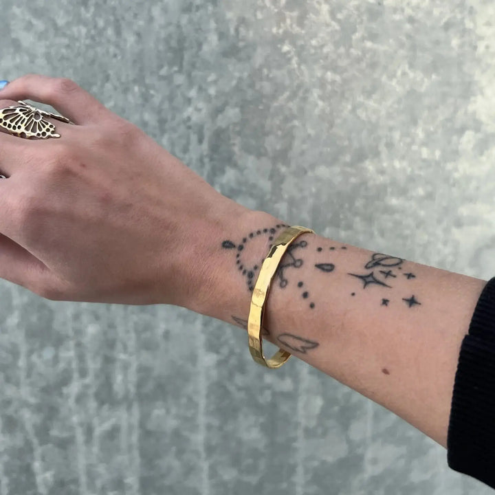 Armbånd, åben banket armring, forgyldt og forsølvet zamak, justerbar 
