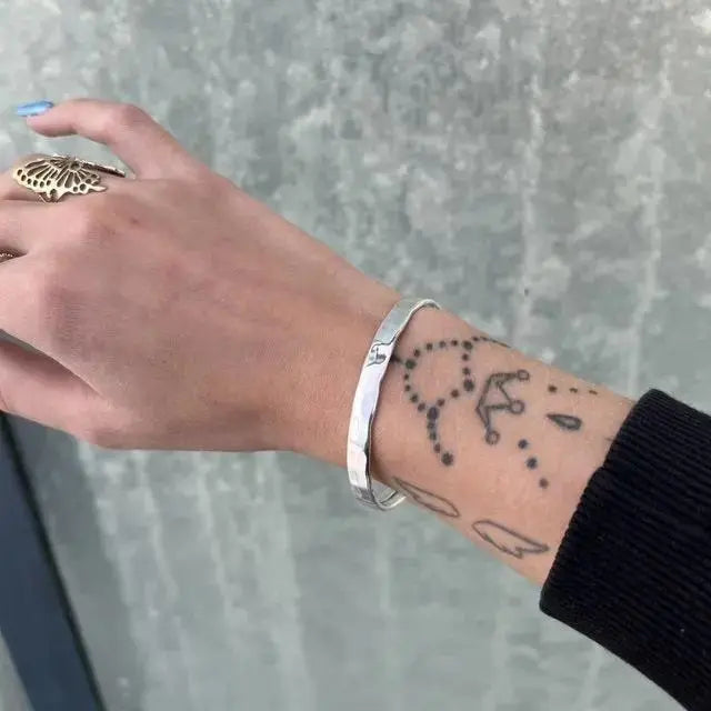 Armbånd, åben banket armring, forgyldt og forsølvet zamak, justerbar 