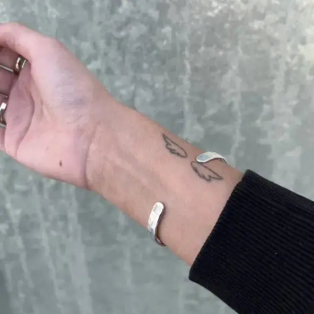 Armbånd, åben banket armring, forgyldt og forsølvet zamak, justerbar 