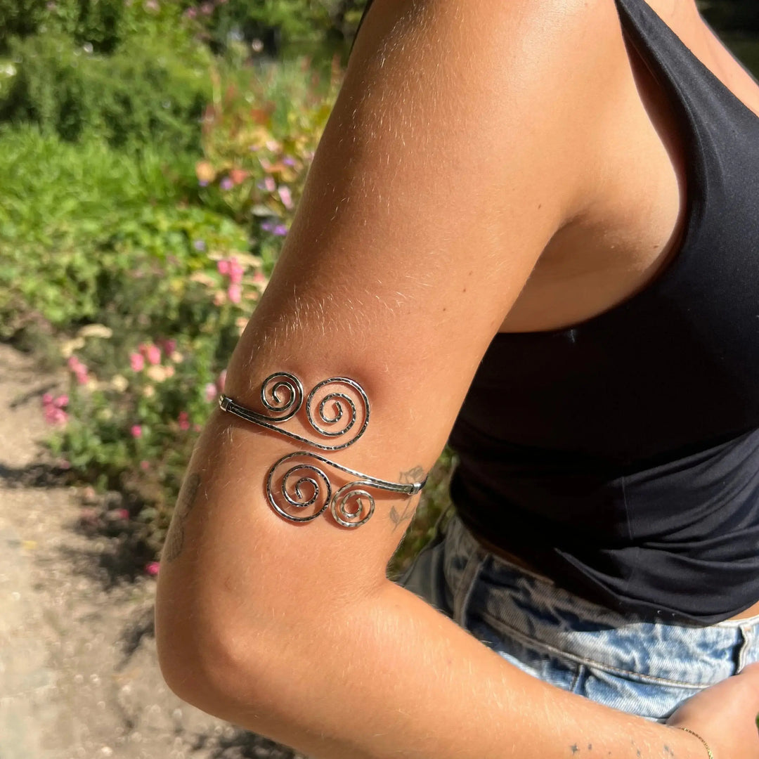 Armbånd, åben spiral armring, forgyldt og forsølvet stål, justerbar 