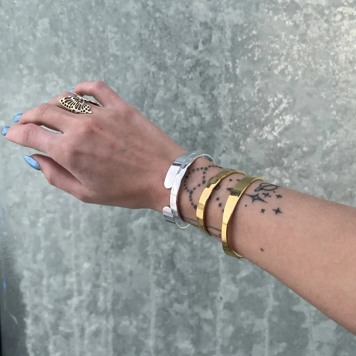 Armbånd, åben banket armring, forgyldt og forsølvet zamak, justerbar 