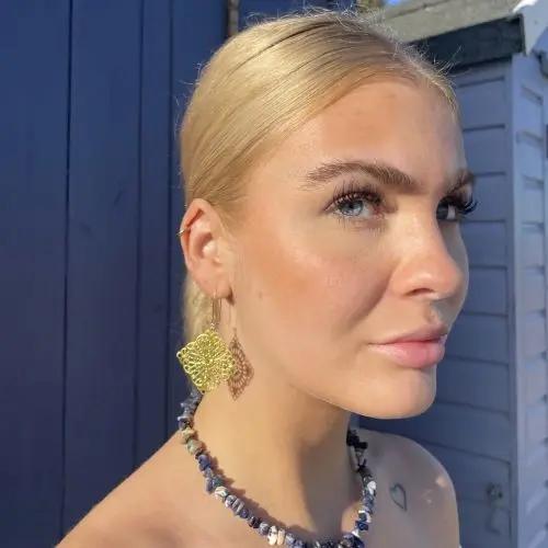 Øreringe, ørebøjle med filigran vedhæng, forgyldt messing, flere varianter Beadhouse of Copenhagen