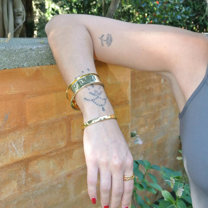 Find Armbånd, åben banket armring, forgyldt og forsølvet zamak, justerbar blandt vores store udvalg af  Armbånd hos  Beadhouse of Copenhagen i dag. Husk gratis fragt over 400kr