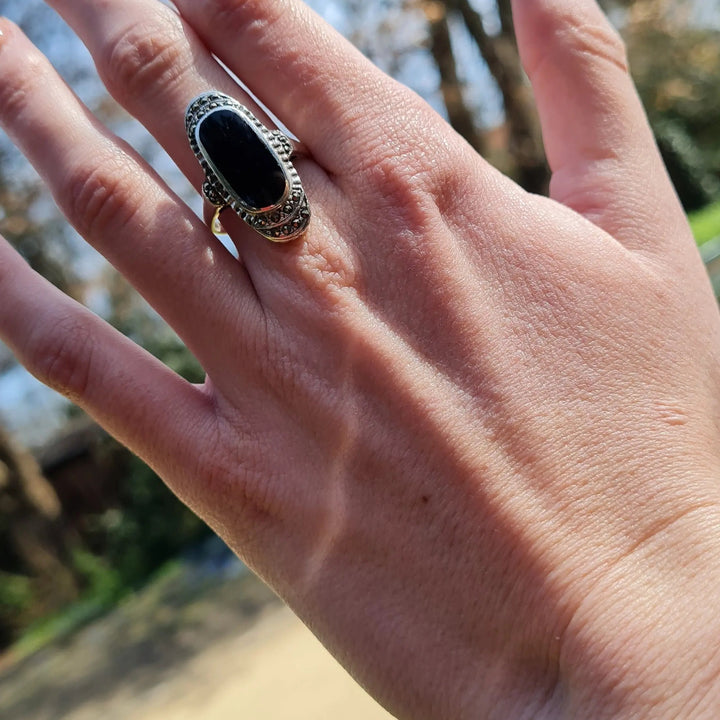 Fingerring, oval onyx med hæmatit krystaller, sterlingsølv Beadhouse of Copenhagen