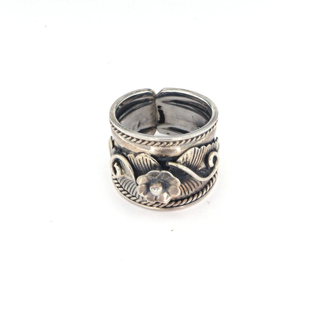 Fingerring, bredt bånd med blomst, sterlingsølv 