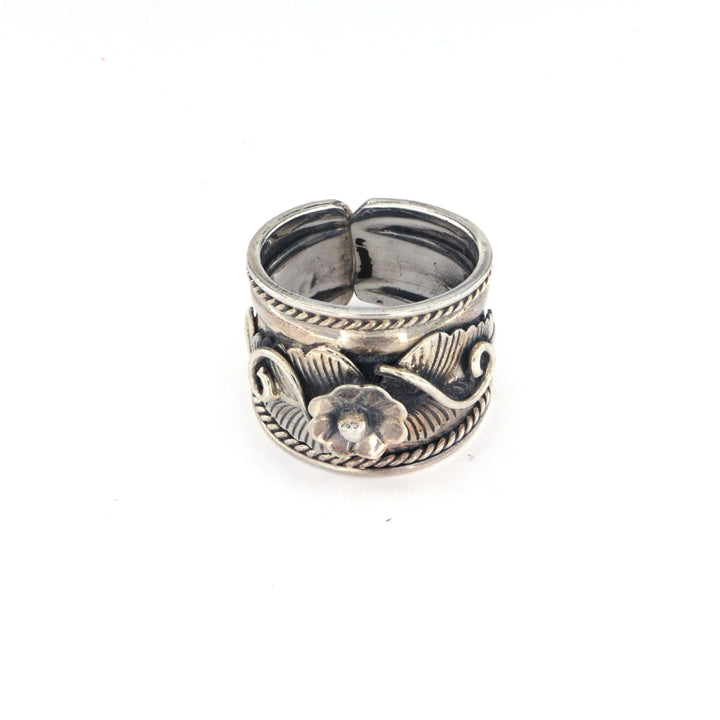 Fingerring, bredt bånd med blomst, sterlingsølv 