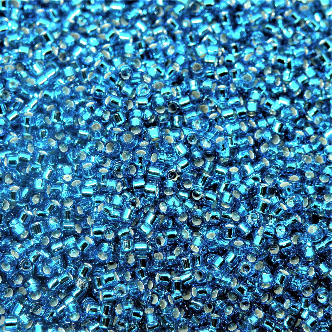 Blå glasperler, miyuki delica beads, silverlined capri blue Krea