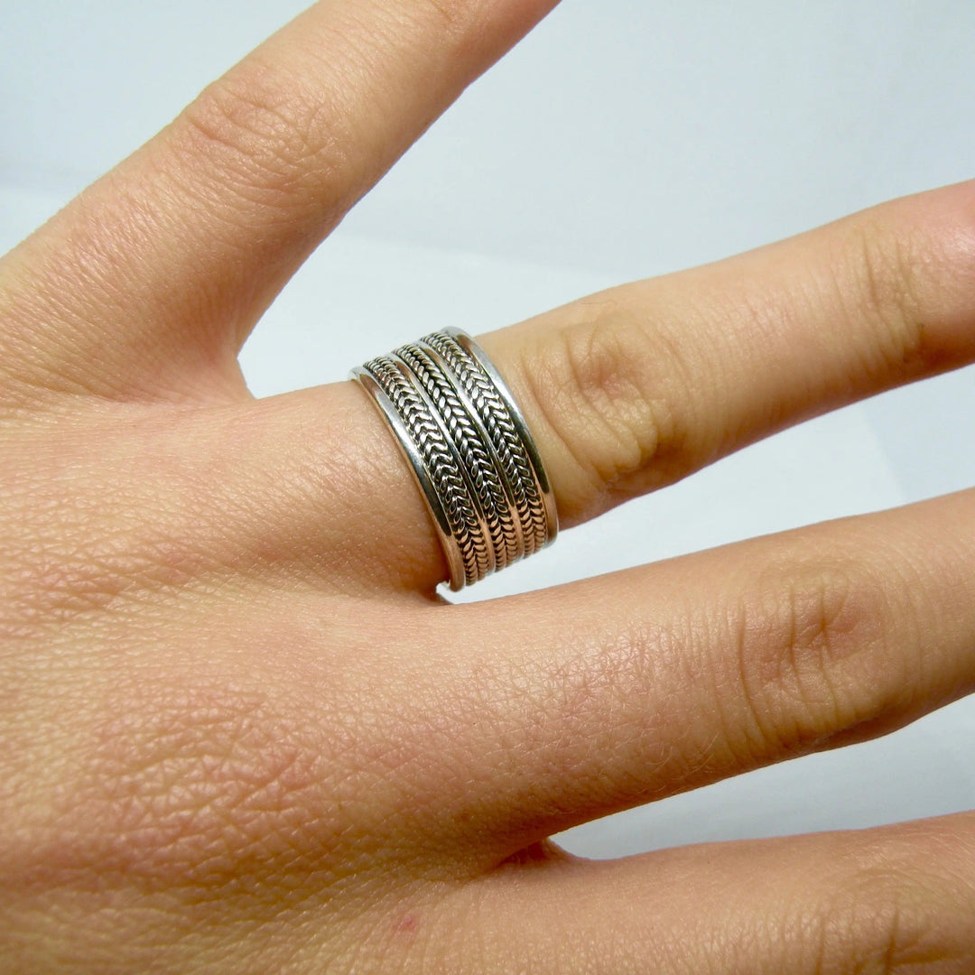 Fingerring, bred med snoninger, sterlingsølv Beadhouse of Copenhagen
