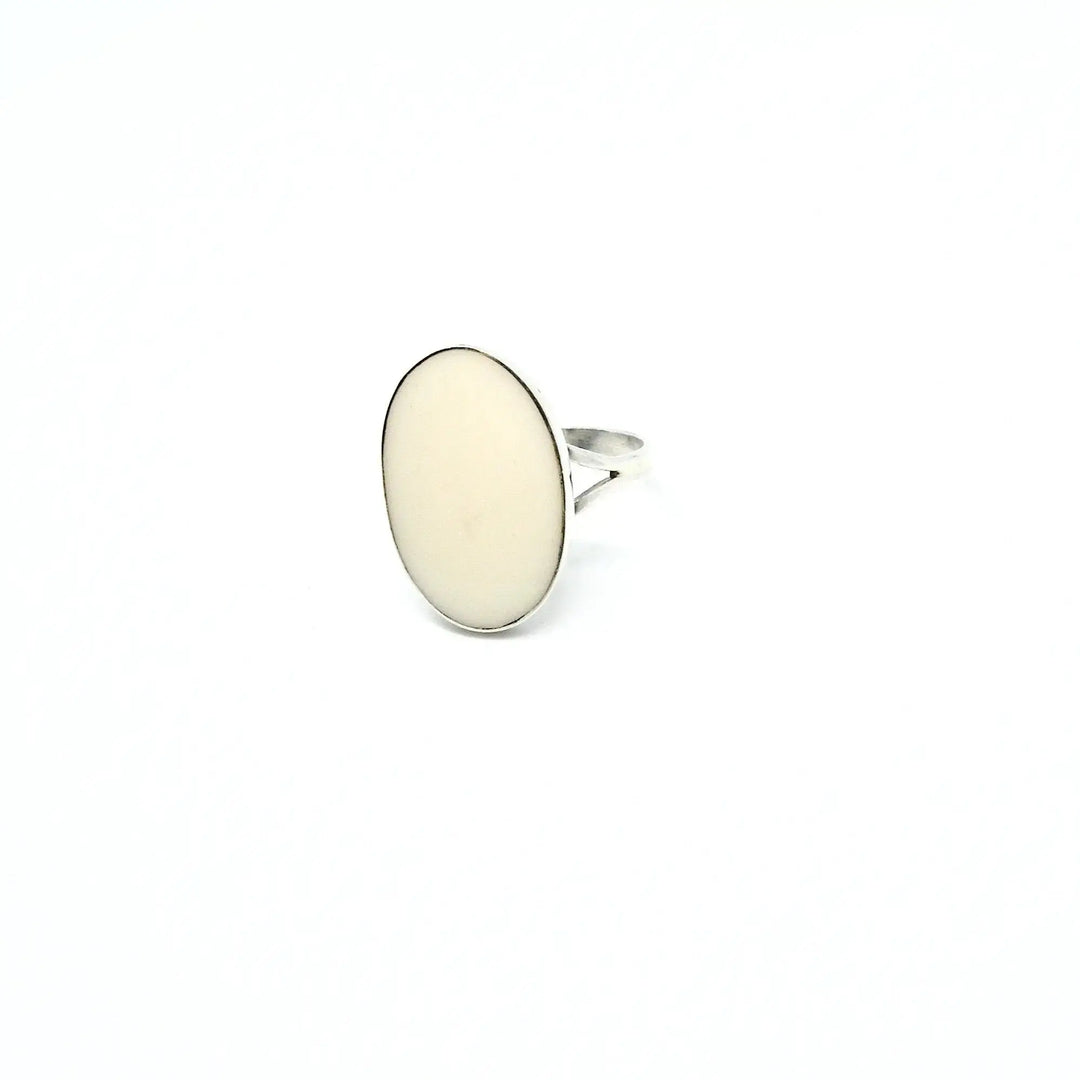 Fingerring, stor oval karneol og ben, sterlingsølv 