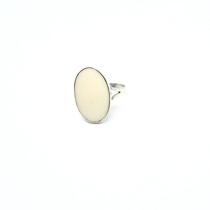 Fingerring, stor oval karneol og ben, sterlingsølv 