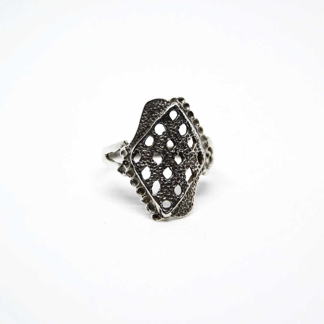 Fingerring, hamret perforeret rombe, sterlingsølv Beadhouse of Copenhagen