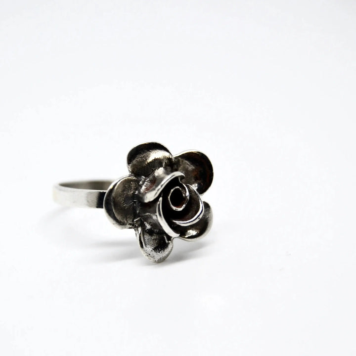 Fingerring med stor rose i sterlingsølv 