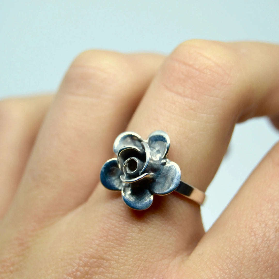 Fingerring med stor rose i sterlingsølv 