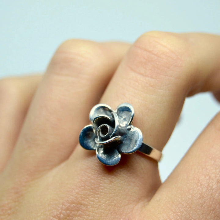 Fingerring med stor rose i sterlingsølv 