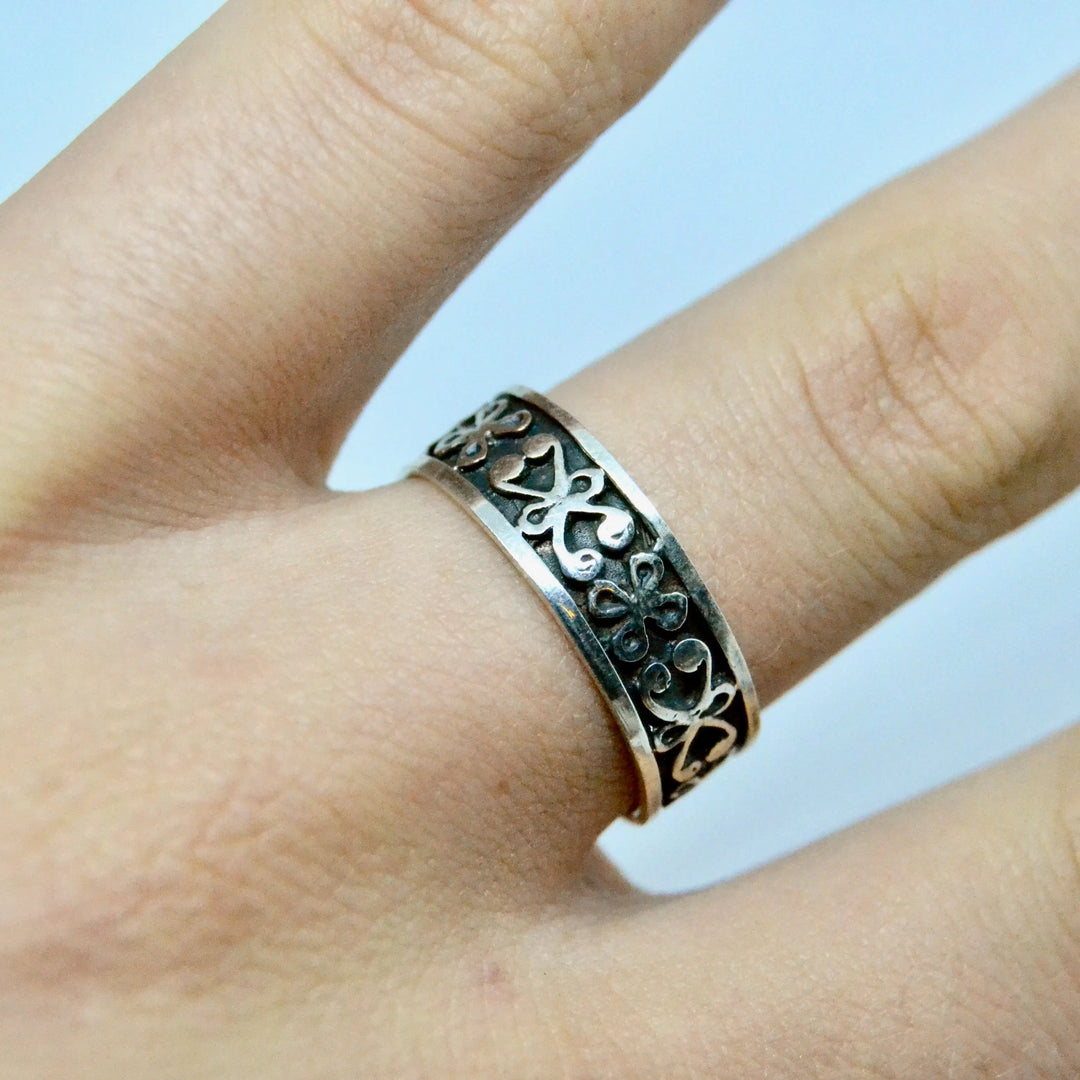 Fingerring med etnisk relief i forgyldt og sterlingsølv Beadhouse of Copenhagen