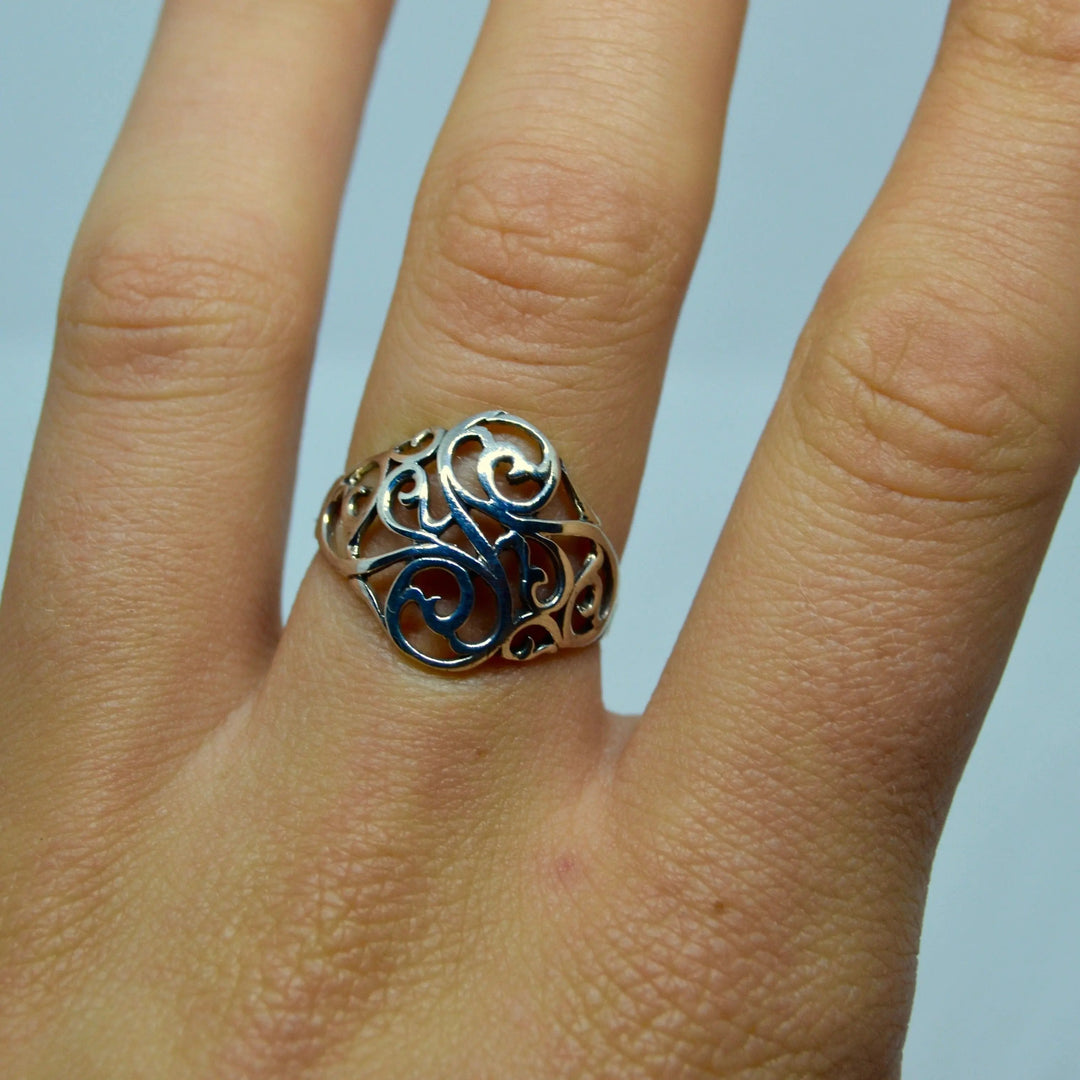 Fingerring, bred konkav med snirkler, forgyldt og sterlingsølv Beadhouse of Copenhagen