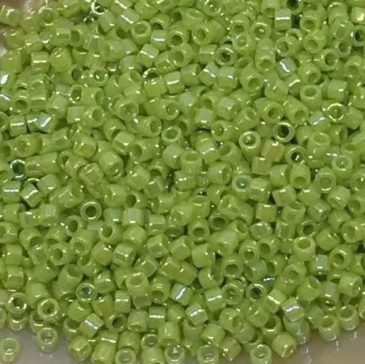 Grønne glasperler, miyuki delica beads, opaque ab chartreuse Krea
