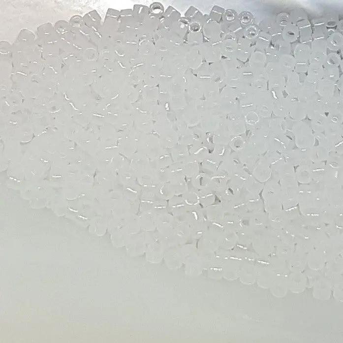 Hvide glasperler, miyuki delica beads, opal white Krea
