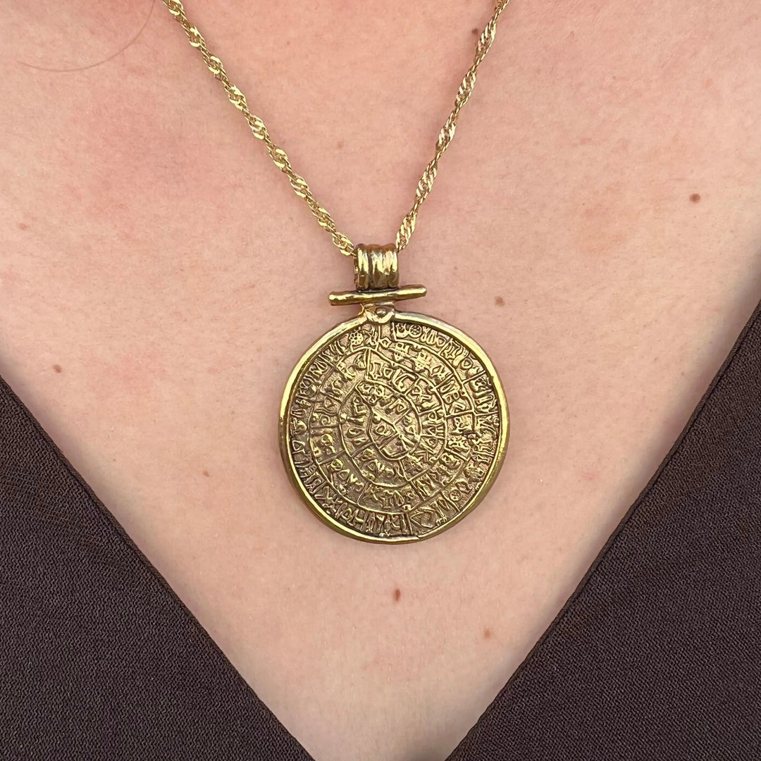 Vedhæng, rund amulet, forgyldt messing Beadhouse of Copenhagen